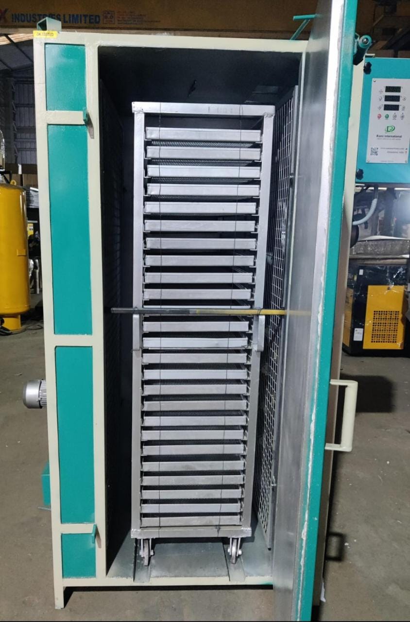 Garlic tray dryer for preparing cloves before dry peeling